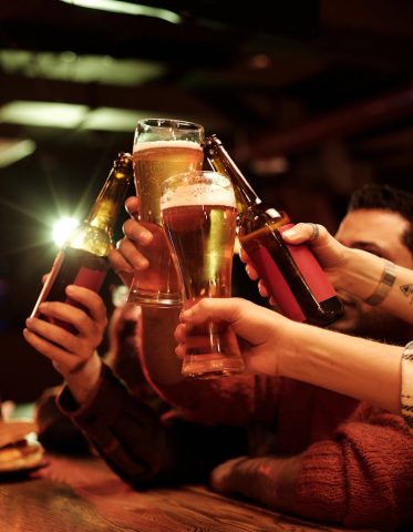 Des amis trinquent autour d’une bière