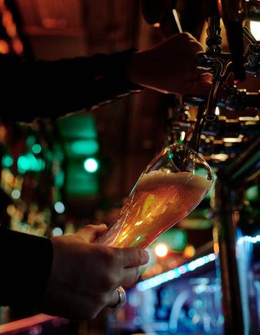 Bière pression servie au comptoir